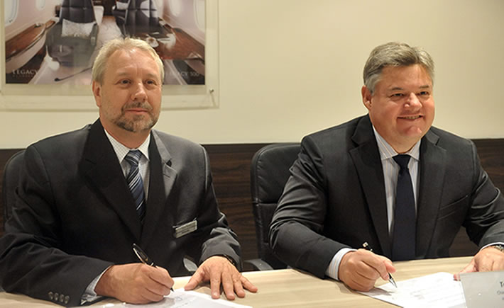 De Izquierda a derecha Edson Carlos Mallaco, vicepresidente de Soporte y Servicios al Cliente de Embraer Aviación Ejecutiva y Tony Jones, director de Operaciones de Asia de la empresa Hawker Pacífico. (Foto: Embraer).