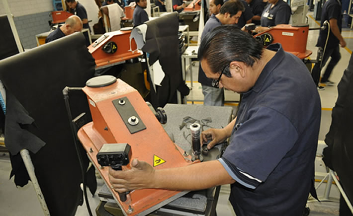 El sector manufacturero alcanzó 74%, seguido por minería (8%), comercio (5%), servicios de alojamiento temporal (3%) y construcción (3%). Los demás sectores recibieron el 7% restante. (Foto: VI).