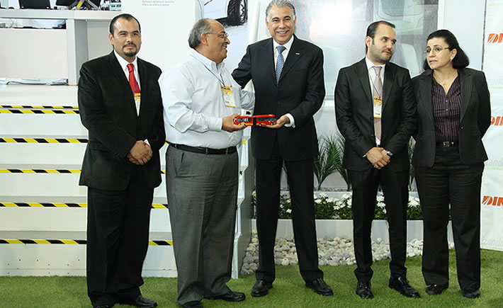 La armadora 100% mexicana, cerró su segundo día de participación en Expo Foro 2014, con la entrega simbólica de 5 unidades DINA Brighter para el corredor del Eje 4 (C4). (Foto: Cortesía Dina).