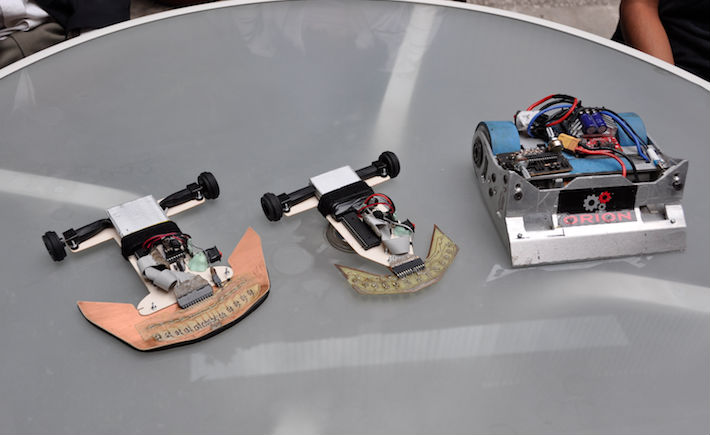 El equipo 2 de la UPIITA, conformado por Enrique Alejandro Polito González, Luis Antonio Ocegueda Pérez, María Estela Altúzar Gallardo y Eduardo Rafael Ramírez Camarillo, ganó el primer lugar en la Categoría de Sumo Autónomo con el robot Papaloid. (Foto: IPN).
