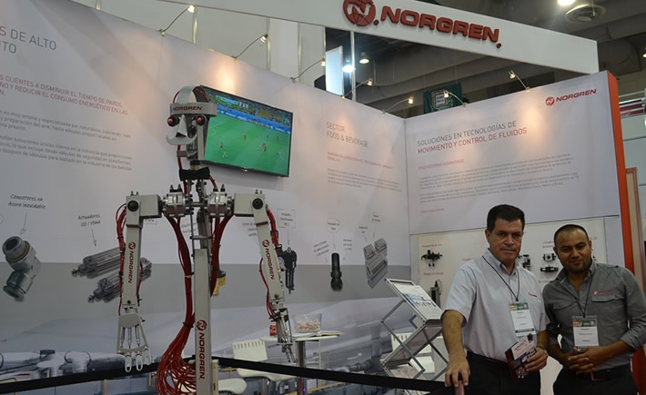 Con la programación de precisión, los brazos del robot pueden construir las principales piezas de carrosería en cuestión de segundos. (Foto VI). 