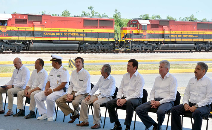 Gerardo Ruiz Esparza se refirió a la saturación de los puertos y destacó la urgencia de aprovechar la posición geográfica de México, a lo largo de 11 mil kilómetros de litorales y su relación comercial con 44 países del mundo. (Foto: Cortesía SCT).