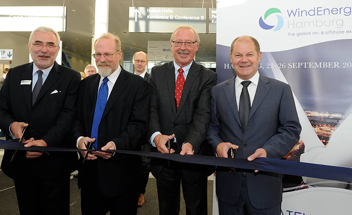 La inauguraron de la WindEnergy Hamburg 2014 estuvo encabezada por Sigmar Gabriel, vice canciller alemán; Steve Sawyer, secretario general del Consejo Mundial de Energía Eólica; y Bernd Aufderheide, consejero delegado de la Hamburg Messe. (Foto: WindEnergy Hamburg)