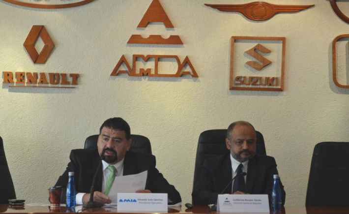 Eduardo Solís, presidente ejecutivo de la Asociación Mexicana de la Industria Automotriz (AMIA), y Guillermo Rosales, director general adjunto de la Asociación Mexicana de Distribuidores de Automotores (AMDA), en su conferencia mensual. (Foto AMIA) 