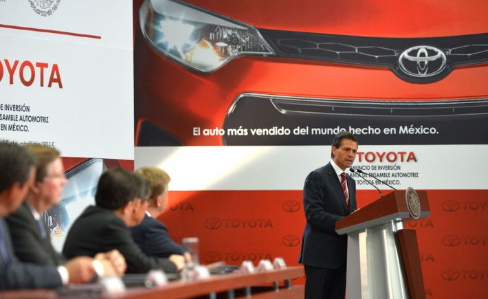 En la ceremonia que estuvo encabezada por el presidente Enrique Peña Nieto, el secretario de Economía, Ildefonso Guajardo, dijo que con esta nueva planta México llegará a una producción superior a los cinco millones de autos para 2020. (Foto: Presidencia)