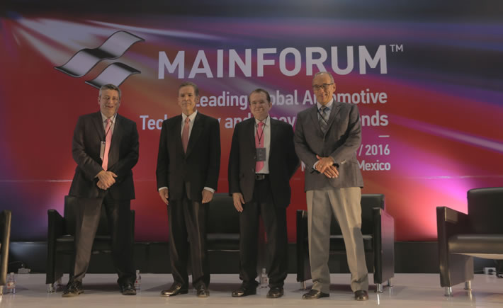 De izquierda a derecha: Leopoldo Cedillo, director general de Metalsa; Armando Tamez, director general de Nemak y presidente del MainForum 2016; Jaime Parada, director del Parque de Innovación y Transferencia de la Tecnología y Luis Gabriel Torreblanca, director de Centros Públicos de Investigación del Sector Automotriz del Conacyt. (Foto: Cortesía Claut)