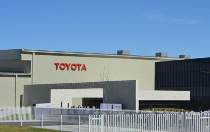 Escasez de petroquímicos e insumos obligan a Toyota México a detener producción