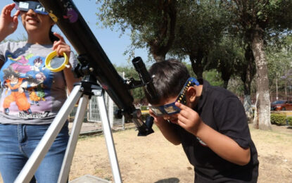 Acuden más de 2 mil personas al IPN para presenciar histórico eclipse total de Sol