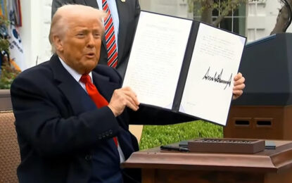 Donald Trump ordena aranceles recíprocos con el mundo y exenta a productos incluidos en el TMEC
