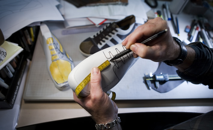 La Secretaría de Economía publicó en el Diario Oficial de la Federación la resolución final del caso antidumping contra el calzado chino. La medida impone cuotas de hasta 22.50 dólares por par a importaciones que ingresen por debajo del precio de referencia. (Fotografía: Cortesía)